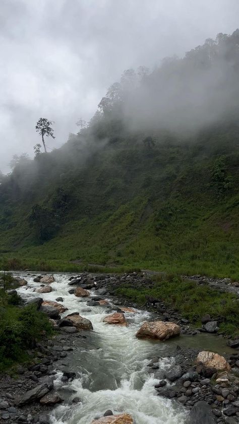 Mountain Aesthetic, Rainy Day Aesthetic, Fall Landscape Photography, Sky Photography Nature, Dark Nature Aesthetic, Amazing Nature Photography, Majestic Mountains, Beautiful Views Video, Amazing Nature Photos