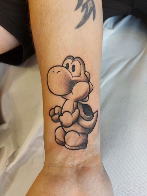 Yoshi Tattoo mit Schattierungen Mario And Yoshi Tattoo, Super Mario Tattoo Ideas Black And White, Yoshi Tattoo Black And White, Yoshi Tattoo Design, Toad Tattoo Mario, Goomba Tattoo, Yoshi Tattoos, Super Mario Tattoo Ideas, Mario Kart Tattoo