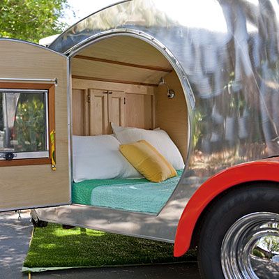 teeny teardrop tailer Kombi Trailer, Glam Camping, Camper Beds, Small Camper, Cozy Camping, Trailer Tent, Camping Diy, Teardrop Camper, Vintage Travel Trailers