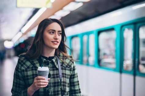 The most French-girl way to wash your hair leaves your strands shiny AF French Hair Care, French Girl Hair, Fresh Hair, French Hair, Fresh Skin, French Girls, Micellar Water, Frizz Control, Hair Strand