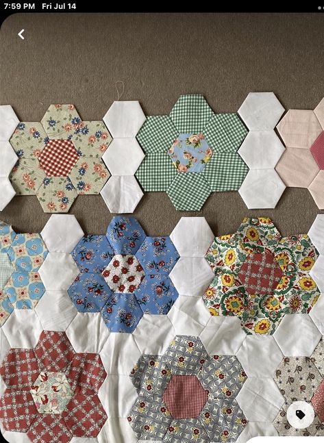 1 Inch Hexagon Quilt, Hexagon Quilt Tutorial, Hexie Patterns, Hexie Quilts Patterns, Gardening Tips And Tricks, Grandmothers Flower Garden Quilt, Hexie Quilts, Hexagon Quilt Pattern, Grandmother Quilt