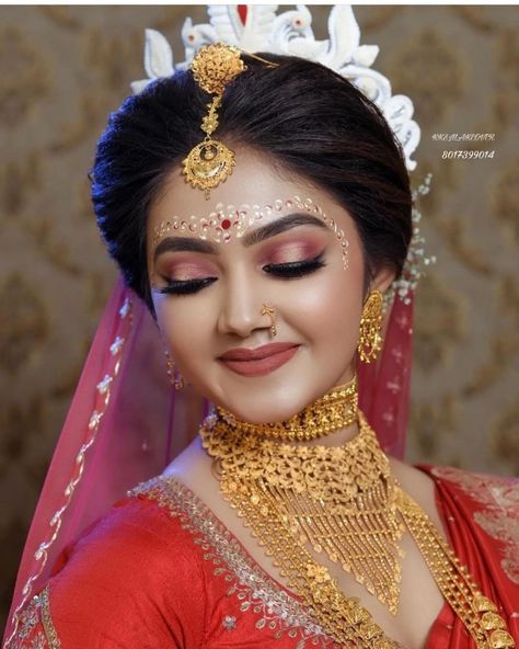 Simple Bengali Bridal Makeup, Bengali Makeup Look Simple, Bengali Bride Kalka Design, Bengali Bride Hairstyle, Bengali Bridal Jewellery Gold, Simple Bengali Bridal Look, Bridal Makeup Bengali, Agomoni Photoshoot, Bengali Bride Look