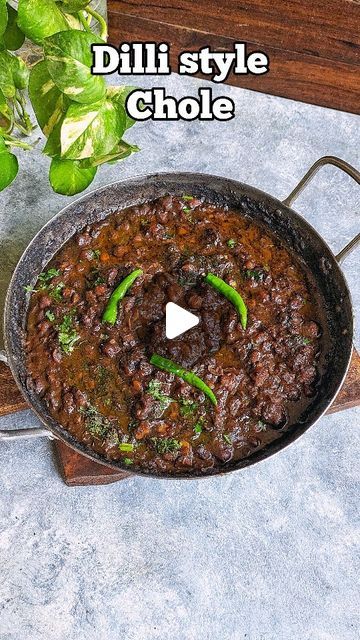 Akshay Malaviya on Instagram: "Dilli style chole recipe🔥 Who doesn't likes Dilli style Chole? Deep dark in colour with amazing aroma.  In the preperation of this dish I have used @kopalmustardoil which is cold pressed mustard oil, that means it is unrefined and keeps the natural properties and taste of the oil intact. Kopal mustard oil retains it medicinal properties making it ideal for massages and pickling too.   Ingredients-  250gms kabuli chana 4-5 tbsp mustard oil 1 inch finger 6-7 cloves of garlic 4-5 green chillies 2 onion 1/4 tsp turmeric powder  1 tbsp red chilli powder 2-3 tbsp chole masala 2 tomato 2 tbsp dries amla 2 tbsp tea leaves 1 tbsp baking soda Salt to taste 1 tbsp black salt 1 tbsp kasuri methi 2 tbsp coriander leaves 2 tbsp desi ghee  #cholebhature #delhifood #dillifo Kabuli Chana Recipes, Chole Masala Powder Recipe, Chola Recipe, Chhole Recipe, Chole Masala Recipe, Amla Recipes, Nutmeg Powder, Chole Recipe, Chana Recipe