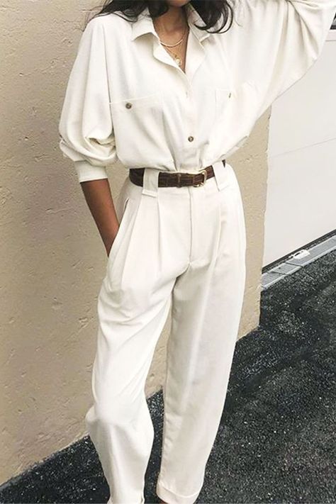 Shirts and trouser outfit ideas: Na Nin Vintage's white shirt and white trousers combination Moda Do Momento, Classic White Shirt, Trouser Outfits, White Trousers, Winter Mode, All White Outfit, Muted Tones, Outfit Trends, Outfits Verano