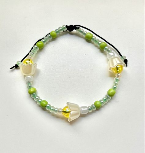 Green flower beaded bracelet Green Beaded Bracelets, Green Flowers, Green Bead, Beaded Flowers, Cute Jewelry, Beaded Bracelets, Beads, Green