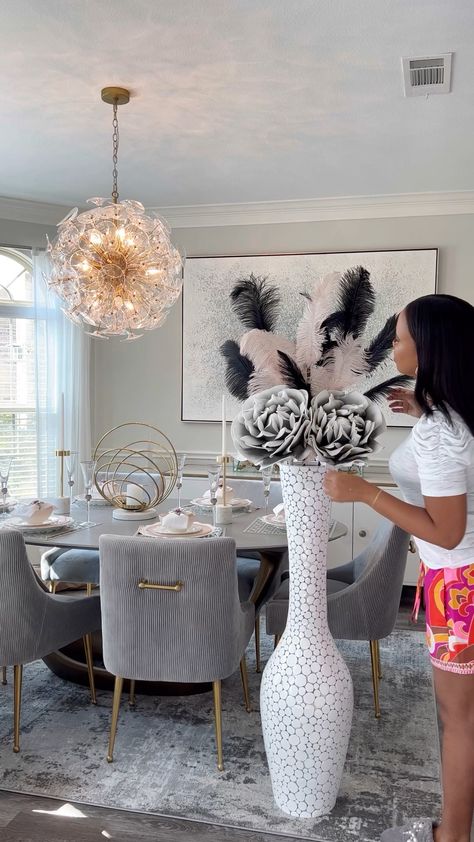 Big Floor Vases, Vases Decor Living Room, Luxury Dining Room Decor, Glam Dining Room, Floor Vase Decor, Dining Room Decor Modern, Glam Living Room Decor, Classy Living Room, House Interior Design Styles