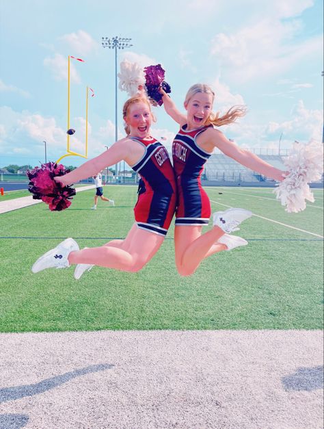 #preppy #preppypic #preppyinspo #preppyfilter #preppyvsco #vsco #pic #pose #friends #highschool #football #cheer #cheerleading Pose Friends, Cheerleading Picture Poses, Cheerleading Poses, Highschool Football, School Football Game, Cheer Team Pictures, Sideline Cheer, Cheer Photography, Football Poses