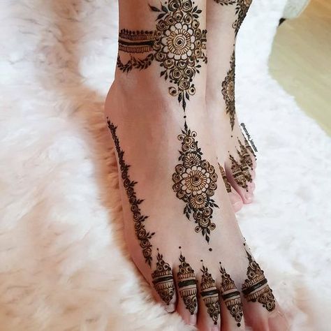 20 Minimalistic Mehndi Designs For Your Feet | WedMeGood Mehndi Designs Finger, Henna Hand Designs, Tato Henna, Leg Mehndi, Foot Henna, Henna Tattoo Hand, New Bridal Mehndi Designs, Legs Mehndi Design, Finger Henna