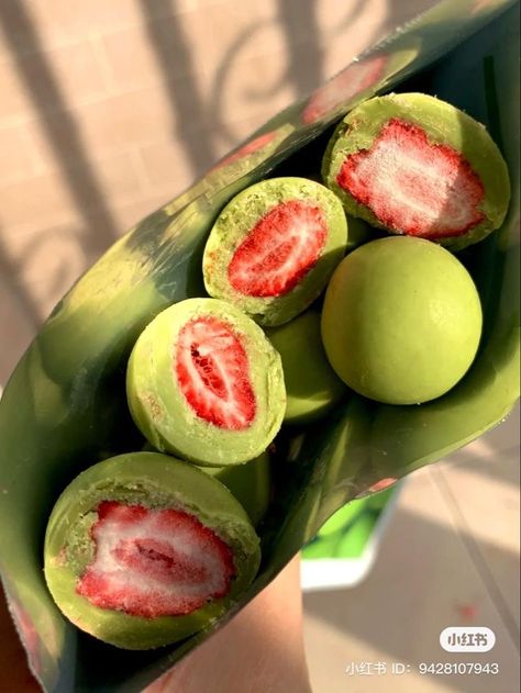 Matcha Strawberry, Kawaii Cooking, Healthy Food Motivation, Yummy Comfort Food, Healthy Sweets Recipes, Food Drinks Dessert, Greens Recipe, Food Obsession, Cafe Food