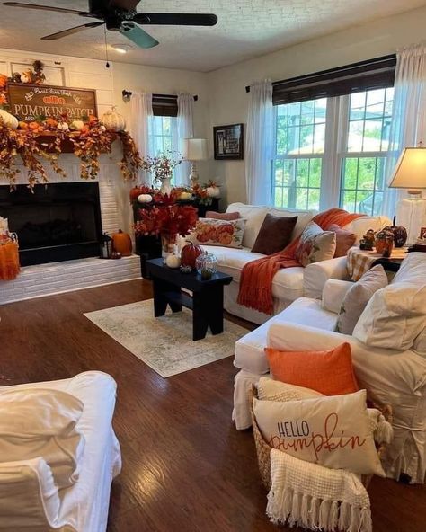 Fall Aesthetic Living Room Ideas, Apartment Decorating Holidays, Fall Vibes Aesthetic Living Room, Fall Decor Inspo Living Room, Autumn Decor Apartment, Cozy Autumn Home Living Room, Fall Theme Apartment, Fall Decor Living Room Apartment, Fall Decor Ideas For Dining Room