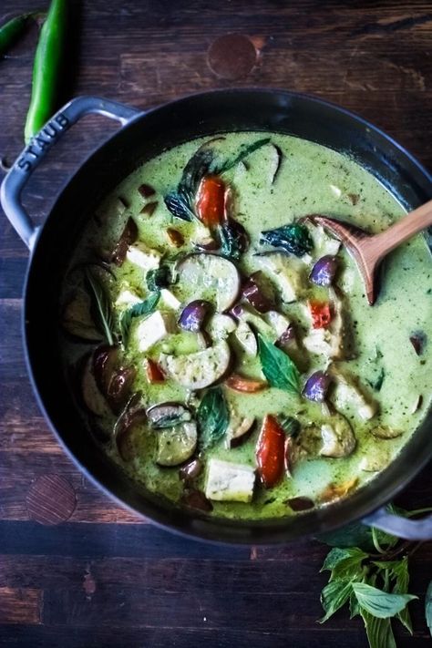 An easy authentic recipe for Thai Green Curry with eggplant and your choice of tofu, chicken or shrimp.  A fast and easy weeknight dinner that can be made in 30 minutes!  Use store-bought green curry paste or make your own homemade green curry paste. Tofu Green Curry, Curry With Vegetables, Vegan Board, Green Curry Recipes, Green Curry Chicken, Feasting At Home, Meatless Dishes, Homemade Curry, Thai Green Curry