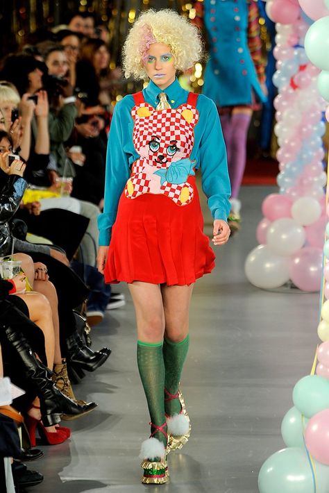 Meadham Kirchhoff Spring 2012 Ready-to-Wear Fashion Show - Imogen Newton Clowncore Fashion, Kitsch Fashion, Camp Fashion, Meadham Kirchhoff, Colorful Outfit, Quirky Fashion, Harajuku Fashion, Primavera Estate, Alternative Fashion