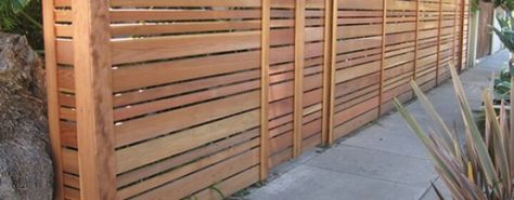 Horizontal staggered fence Mid Century Modern Fence, Modern Wood Fence, Good Neighbor Fence, Wood Fence Gates, Pergola Diy, Wood Fence Design, Privacy Fence Designs, Front Fence, Horizontal Fence