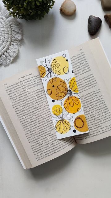 Acrylic Painted Bookmark Ideas, Book Mark Ideas Easy, Boho Bookmarks, Bookmark Acrylic, Bookmark Diy, Tutorial Painting, Exhibition Ideas, Diy Bookmark, Micron Pens