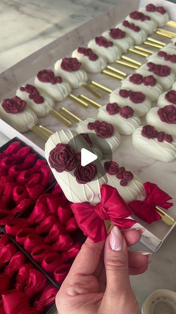 𝐋𝐮𝐱𝐮𝐫𝐲 𝐛𝐚𝐤𝐞𝐫 on Instagram: "200 wedding cakesicle favors ❤️ Truly, a labor of love.  . . . .#cakesicles #cakesiclesofinstagram #weddingfavors" Red Cakesicles, Wedding Cakepops Ideas, Wedding Cakesicles, Wedding Chocolate, Chocolate Treats, September 1, Dessert Table, Quince, Dusty Rose