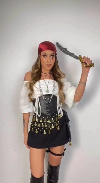 Pirate Girl Costume, Girl Pirates, Female Pirate Costume, Classy Halloween Costumes, Halloween Dance, Pirate Halloween Costumes, Pretty Halloween Costumes, Duo Halloween Costumes