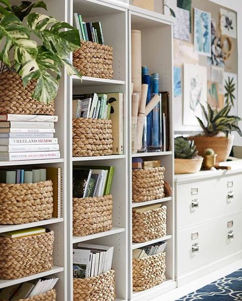 Creative Decorating Ideas Using Wicker Baskets  #homedecor #decorating #basket #wicker Coastal Dining, Decorating Bookshelves, Bookshelf Storage, Bookcase Decor, Decor Ikea, Design Del Prodotto, Bookshelf Decor, Home Office Organization, Book Shelf