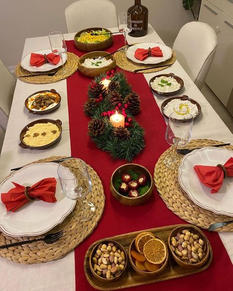 É preciso muita criatividade e preparo para iniciar a decoração da ceia de Natal, o menu com todas as receitas natalinas, os enfeite da messa, a árvore de Natal e outros. Confira aqui como aplicar tudo isso agora mesmo! Christmas Simple Table Settings, Christmas Dining Table Simple, Christmas Dinner Table Decorations Ideas, Christmas Table Settings With Food, New Year Table Setting Ideas With Food, Simple Christmas Dinner Table, Christmas Decor Ideas For Dining Table, Christmas Dinner Set Up, Christmas Dinner Table Settings Simple