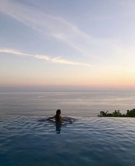 Infinite Pool Pictures, Infinity Pool Poses Photo Ideas, Infinity Pool Pictures Ideas, Infinity Pool Aesthetic, Infinity Pool Photoshoot, Infinity Pool Pictures, Infinity Pool Poses, Thailand Photo Ideas, Greece Moodboard