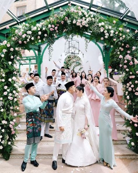 Malaysian heiress Chryseis Tan weds with a fairy tale garden-inspired marquee wedding! Malay Wedding Bridesmaid, Modern Malay Wedding, Malay Wedding Dress Reception, Malay Wedding Photoshoot, Bridesmaid Melayu, Nikah Photos, Posing Pelamin, Melayu Dress, Melayu Wedding