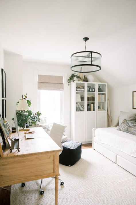 The Only 7 Office Guest Room Ideas You (Actually) Need to Know About! Home Office Ideas Spare Bedroom, Office With Daybed, Spare Room Office, Bedroom Office Combo, Guest Room Office Combo, Office And Guest Room, Guest Bedroom Home Office, Office Guest Bedroom, Guest Bedroom/office