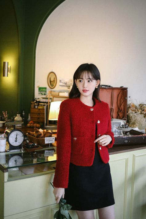 Red Tweed Jacket Outfit, Yuta Outfit, Frio Aesthetic, Dress With Outer, Boots And Skirt, Oversize Outfits, Red Blazer Outfit, Christmas Ootd, Tweed Jacket Outfit