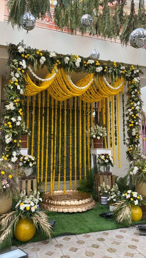 Gurdwara Decoration, Indian Backdrop Ideas, Indian Flower Decoration, Ganpati Decoration Theme Ideas, Mandap Decor Indian, Mehendi Backdrop, Haldi Stage, Home Wedding Ideas, Haldi Decoration Ideas