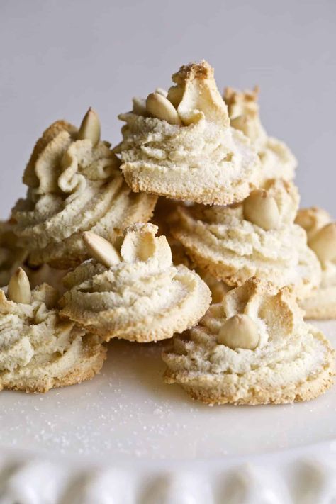 Amaretti Cookies Italian, Italian Christmas Food, Soft Amaretti Cookies, Amaretti Cookie Recipe, Food In Italy, Cookies Italian, Italian Almond Cookies, Italian Christmas Recipes, Bar Desserts