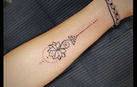 Idées de tatouages ​​​​idées unalome et leur signification Lotus Tattoo Back, Tattoo 2024, Unalome Tattoo, Besties Forever, Arrow Tattoos, Lotus Tattoo, Feminine Tattoos, Mini Tattoos, Back Tattoo