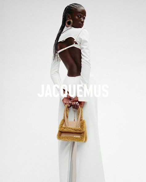 Jacquemus Campaign Editorial, Jacquemus Editorial Fashion Photography, Bag Editorial Photography Studio, Modeling Bags Pose, Model Bag Pose, Photoshoot Bags Ideas, Purse Editorial, Jacquemus Photoshoot, Jacquemus Editorial