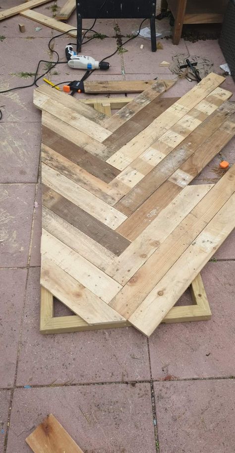 Desk From Pallet Wood, Herringbone Pallet Table, Desk Made Out Of Pallets, Diy Pallet Desk Ideas, Wood Pallet Projects Diy Furniture Ideas, Diy Rustic Wood Table, Pallet Wood Wall Art Diy, Pallet Desk Diy Simple, Pallet Desk Diy