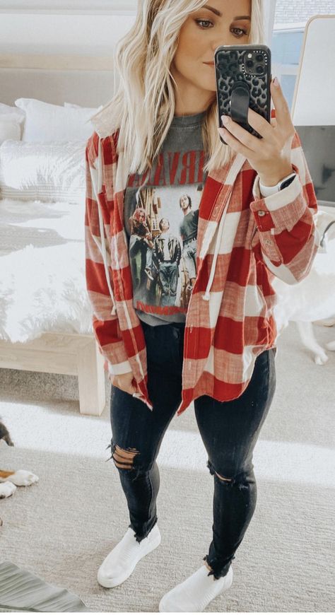 Casual Vans Outfit Fall, Cute Fall Outfit Inspiration, Plaid Shirt Outfit Ideas, Flannel Casual Outfits, Red And White Plaid Shirt Outfit, Tshirt And Flannel Outfits, Flannel And Jeans Outfit Winter, Flannel Christmas Outfit, Leggings And Flannel Outfit Winter