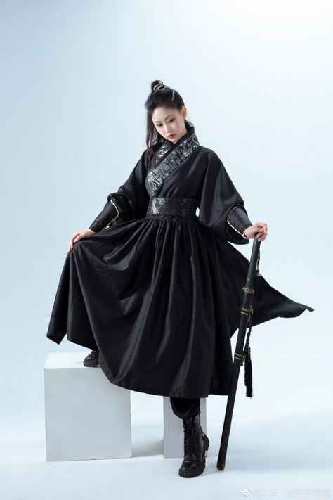 hanfu gallery : chinese hanfu by 风牵一袖 Black Hanfu Dress, Black Hanfu Women, Hanfu Inspired Fashion, Korean Hanfu, Chinese Outfits Traditional, Chinese Clothing Women, Kimono Chinese, Hanfu Gallery, Black Hanfu