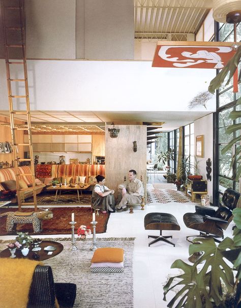 Eames House - great documentary http://www.pbs.org/wnet/americanmasters/episodes/charles-ray-eames-the-architect-and-the-painter/about-the-film/1921/ Eames Design, John Lautner, Eames House, Case Study Houses, Eames Office, Charles Ray, Carlo Scarpa, Eero Saarinen, Charles & Ray Eames