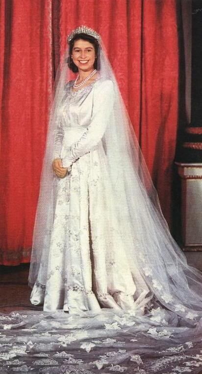 The Queen of England on her wedding day Queen Elizabeth Ii Wedding, Queen Elizabeth Wedding, Kingdom Dress, Ratu Elizabeth, Princesa Elizabeth, Norman Hartnell, S Wedding Dress, Royal Wedding Gowns, Rainha Elizabeth Ii