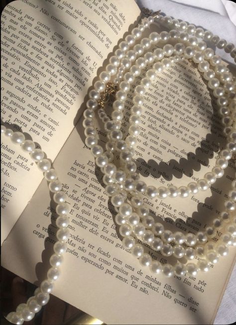 Pearl Necklace Aesthetic, Pearls Aesthetic, Pearl Aesthetic, Cream Aesthetic, Pearl Accessories, Princess Aesthetic, Beige Aesthetic, Old Money Aesthetic, Vintage Pearls