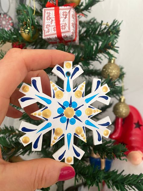 Painted Wooden Snowflake Ornaments, Dot Art Painting Christmas Ornaments, Painting Wooden Snowflakes, Painted Snowflakes On Wood, Snowflake Dot Painting, Painted Wooden Snowflakes, Wooden Snowflake Ornaments, Painted Wooden Ornaments, Painted Snowflakes