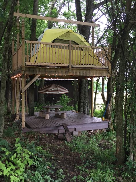 Camping Tree House, Camping Deck Ideas, Camp Building Ideas, Camping Places Design, Property Ideas Outdoor, Tent Platform Camping, Camping Ground Ideas, Tree House Camping, Pallet Tent Platform