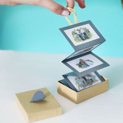 We just love family photo crafts, and this accordion photo box is no exception. This fun accordion family photo box is a perfect gift – think Father’s Day, or Grandparent’s day, or mom’s birthday – and it can also be a perfect memento to make after a fun summer trip. Or maybe fill it with pictures of baby’s first year. Really the reasons for making an accordion photo box are endless! By reading Sugar Bee Crafts's tutorial you not only will learn how to make the paper accordion photo box, but ... Box From Paper, Creative Photo Gifts, Diy Christmas Box, Picture Crafts, Photo Diy, Box Creative, Creative Diy Gifts, Photo Album Diy, Album Diy