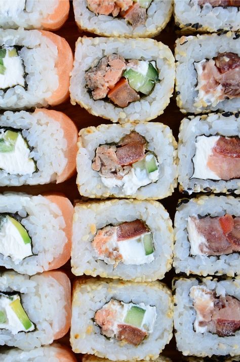 Close-up van een heleboel sushi rollen m... | Premium Photo #Freepik #photo #voedsel #menu #restaurant #zee California Rolls, Sushi Rolls, Menu Restaurant, Premium Photo, Close Up, Restaurant, Van