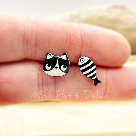 Black & White funny Cat with tinny fish stud earrings, handmade with shrink plastic and covered with resin, they are funny and kawaii original earrings ... The earrings are waterproof.  As all of our products, the earrings are made with all the love and dedication that make them one of a kind. You'll find it available in other options, so make sure to check out this link : https://www.etsy.com/shop/MonPetitDelice?ref=seller-platform-mcnav&search_query=cat where you can find necklace, pendants, r Kawaii Stud Earrings, Shrink Plastic Ideas, Shrinky Dink Charms, Fish Kawaii, Polymer Clay Fish, Shrink Plastic Earrings, Shrinky Dink Jewelry, Shrinky Dink Crafts, Hama Art