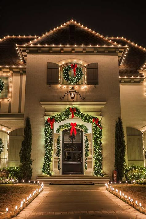 Chic Christmas Decor Outdoor, Elegant Outdoor Christmas Lights On House, Cute Christmas Lights Outdoor, Christmas Outdoor Lights House, Christmas Lights Outdoor Ideas House, Outside Lighting Ideas Christmas, Outside Of House Christmas Decor, Christmas Lights Decor Outside, Christmas House Decor Outdoor Lighting Ideas