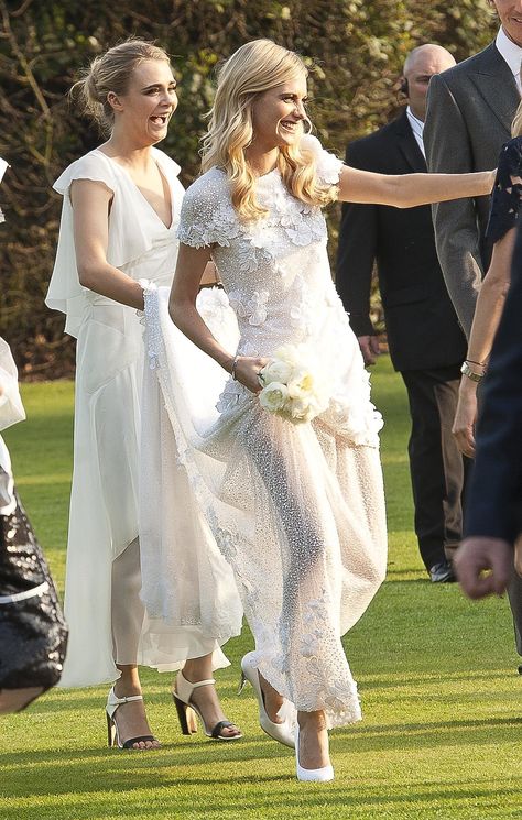 Cara Delevingne Carried Poppy's Train: Cara knows better than to let Chanel Haute Couture drag on the ground. Poppy Delevingne Wedding, Chanel Wedding Dress, Chanel Gown, Chanel Wedding, Poppy Delevigne, Poppy Delevingne, Estilo Hippie, Chanel Couture, White Swan