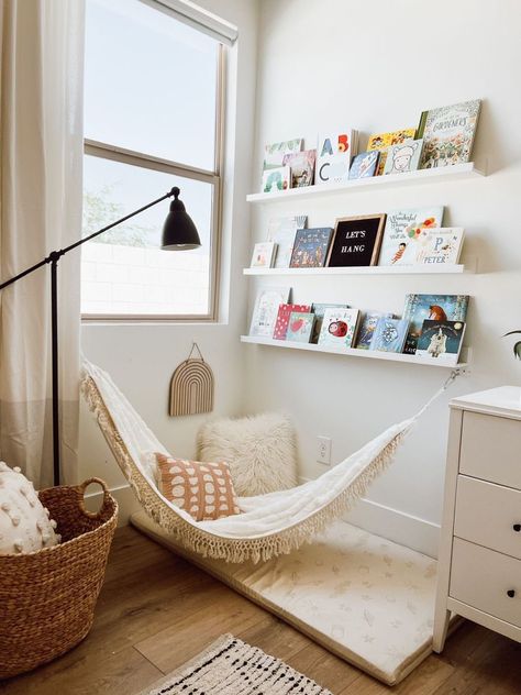 Play/guest Room Ideas, Toddler Book Shelf Ideas, Cute Reading Nooks Bedrooms, Reading Nook Boys Room, Baby Room Reading Corner, Reading Corner In Small Bedroom, Coed Kids Bedroom, Kids Hammock Bedroom, Diy Kids Reading Nook