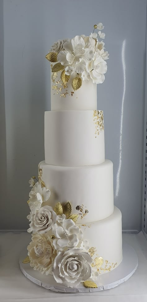 Publix Wedding Cake, Glamorous Wedding Cakes, Bridal Cakes, Champagne Wedding Colors, Royal Wedding Cake, Vowel Renewal, Satin Mermaid Wedding Dress, Silver Wedding Cake, Pearl Cake