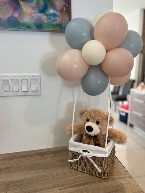 Bear In A Basket Balloons, Teddy Bear Basket Centerpieces, Teddy Bear In Basket With Balloons, Teddy Bear Balloon Basket, Bear Gender Reveal Centerpieces, Diy Teddy Bear Baby Shower Decorations, Floating Teddy Bear Balloon, Baby Shower Ideas Teddy Bear, Teddy Bear Balloon Centerpiece