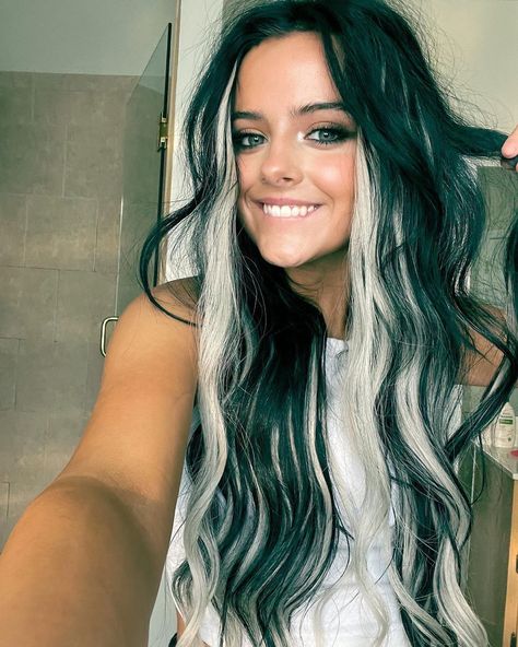 Jessie Murph Concert, Jessie Murph, Black And White Hair, Concert Hairstyles, Hair Color Underneath, Concert Outfit Ideas, Brunette Hair With Highlights, Very Short Hair, Cute Hair