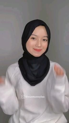 Tutorial Hijab Pashmina Pake Topi, Tutorial Pasmina Crinkle, Tutor Pasmina Simple, Tutorial Pasmina Silk, Cara Pakai Pashmina Simple, Tutorial Pashmina Simple, Black And White Hijab Outfit, Hijab Tutorial For School, Tutorial Pasmina