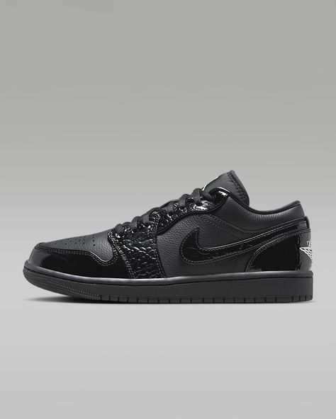 Air Jordan 1 Low SE Women's Shoes. Nike.com Aj1 Low, Nike Air Jordan 1 Low, Nike Models, Nike Air Jordan 1, Air Jordan 1 Low, Style Noir, Jordan 1 Low, Nike Shoes Women, Air Jordan 1