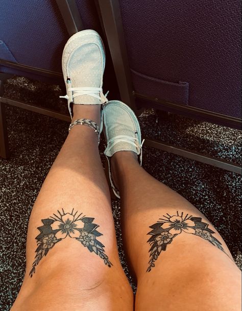 Lower Knee Tattoos Women, Knee Cuff Tattoo, Tattoo Under Knee Woman, Tattoos Under Knee, Daisy Knee Tattoo, Flower Above Knee Tattoo, Knee Shin Tattoo, Butterfly Under Knee Tattoo, Under The Knee Tattoos Women